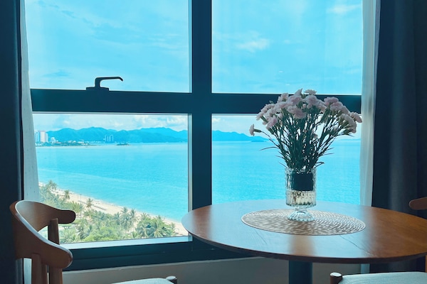 Deluxe Studio, 1 Bedroom, Partial Ocean View | Minibar, in-room safe, blackout curtains, soundproofing