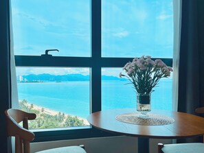 Deluxe Studio, 1 Bedroom, Partial Ocean View | 객실 내 금고, 암막 커튼, 방음 설비, 무료 WiFi