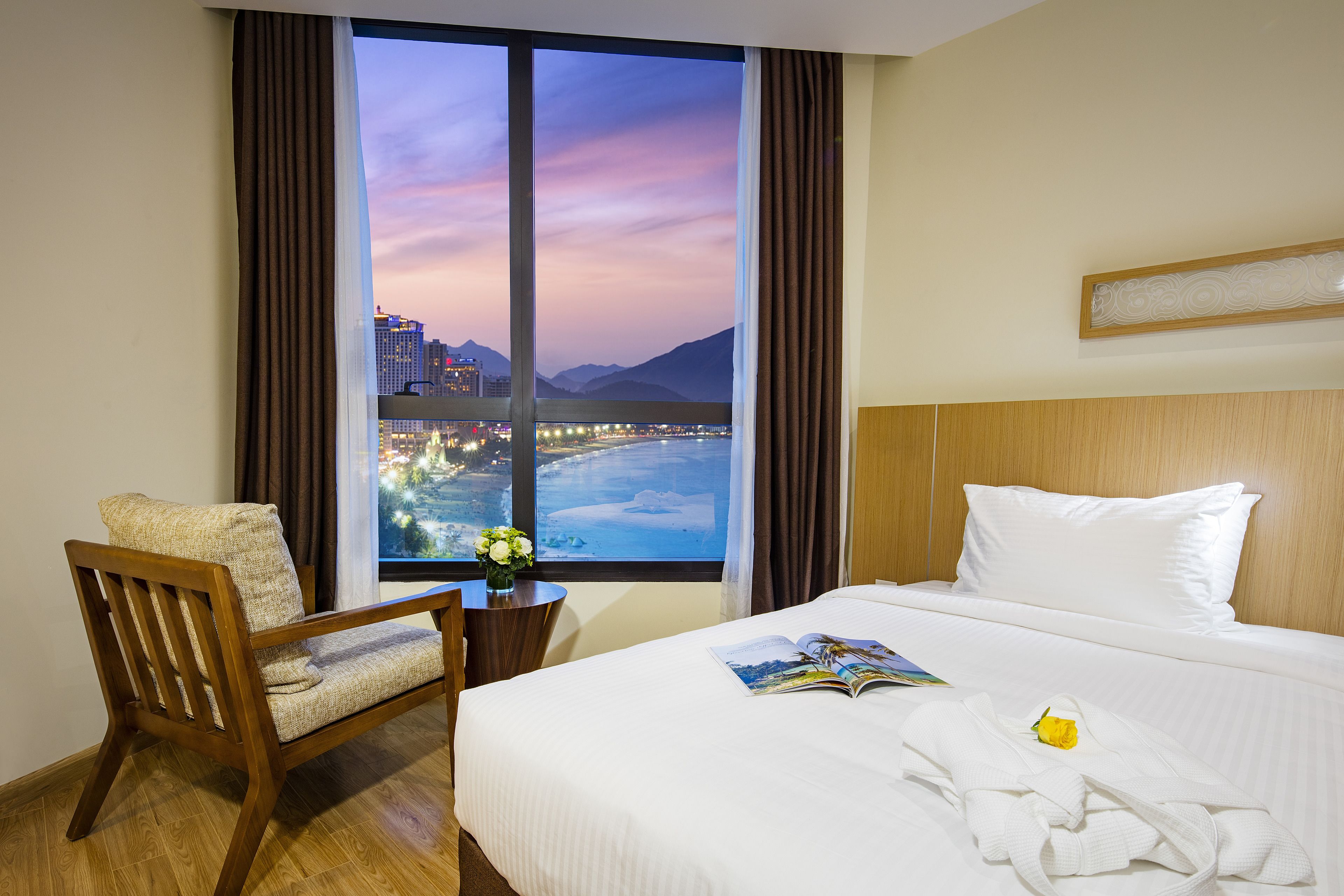 deluxe king sea view room | 1 bedroom, minibar, in-room safe, blackout curtains