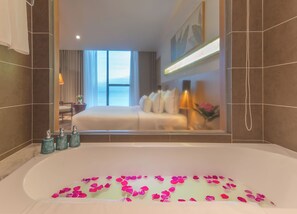 Articles de toilette gratuits, sèche-cheveux, peignoirs, chaussons