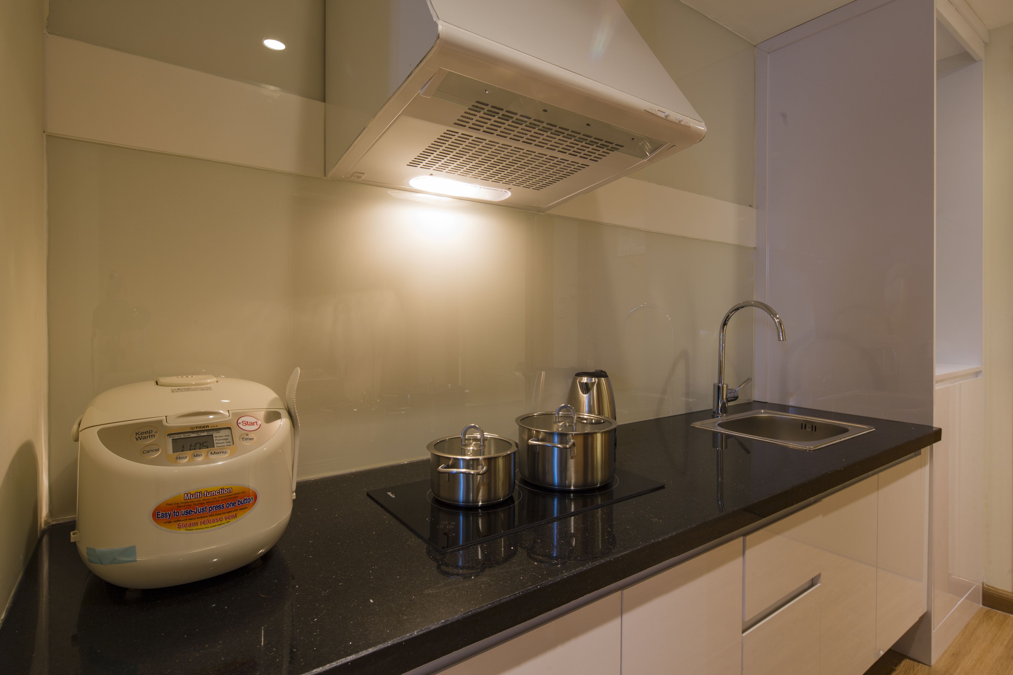 deluxe studio, 1 queen bed, partial ocean view | private kitchen