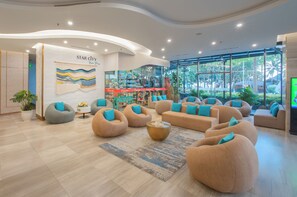Coin salon dans le hall