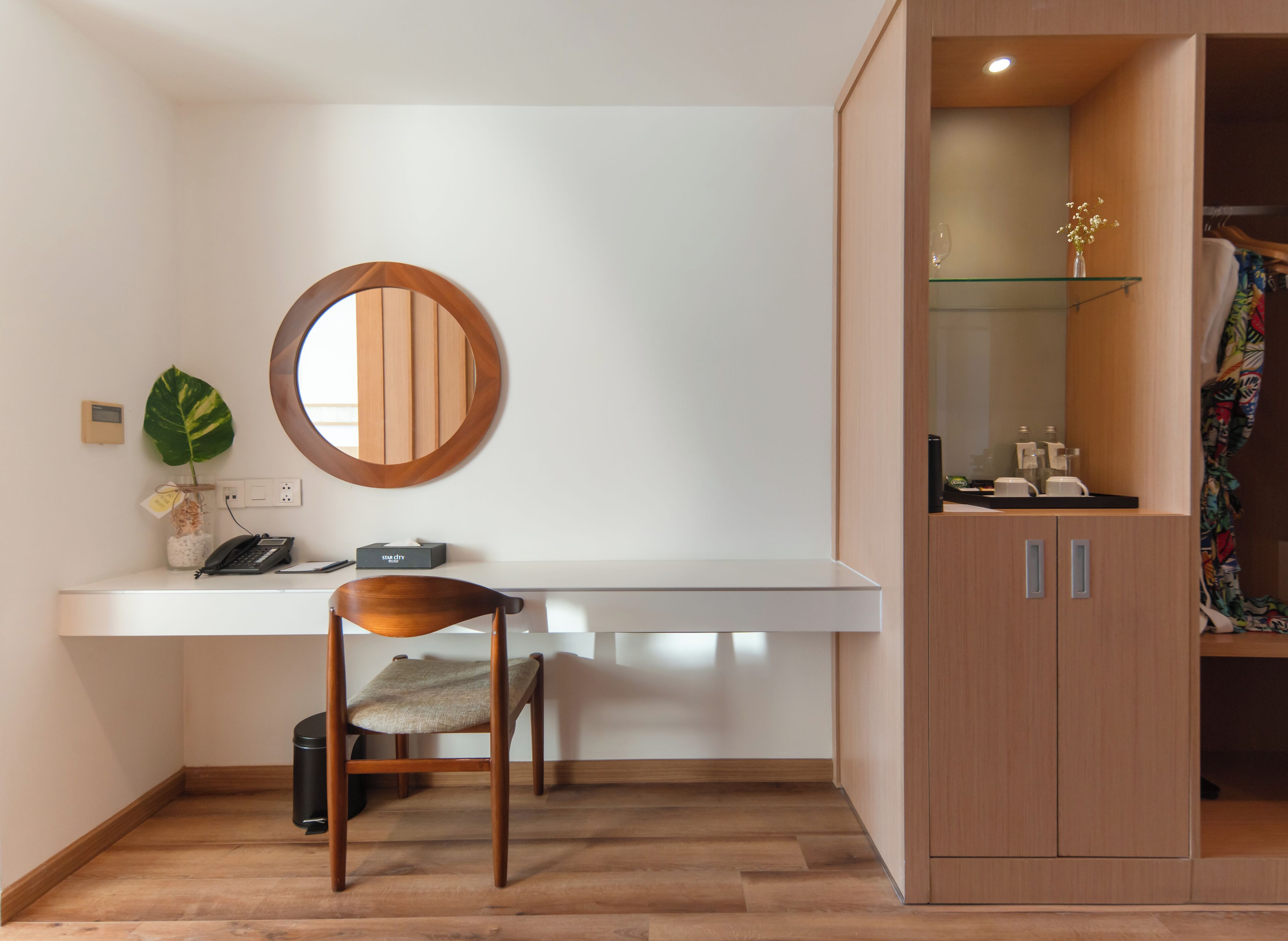 Caja de seguridad en la habitación, cortinas blackout y insonorización 