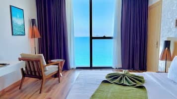 Premier King Ocean View Room | Caja de seguridad en la habitación, cortinas blackout y insonorización