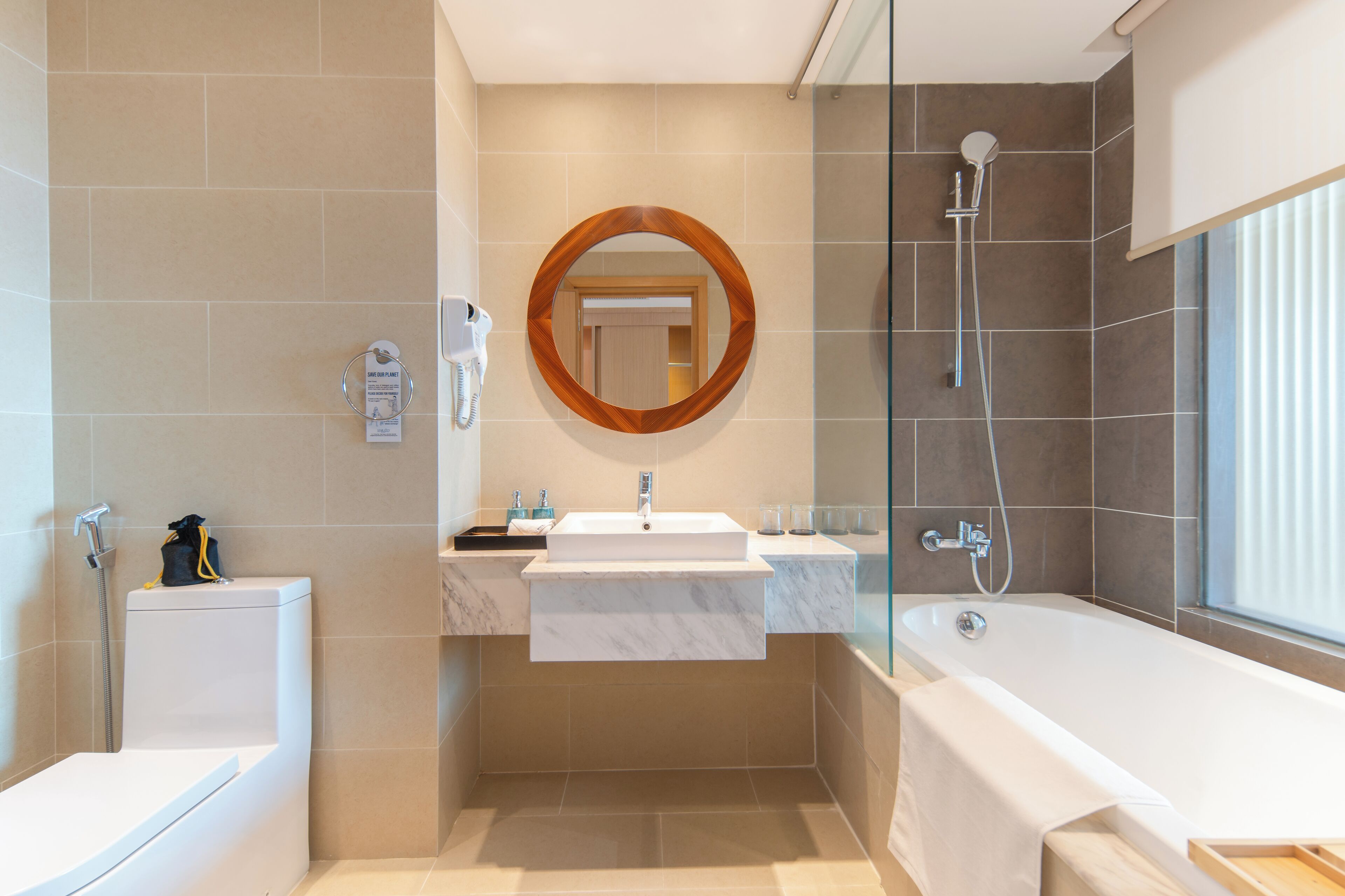 Un baño moderno con bañera, lavamanos y ducha.
