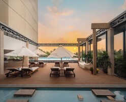 Una piscina al aire libre