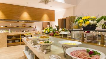Petit déjeuner buffet servi tous les jours en supplément