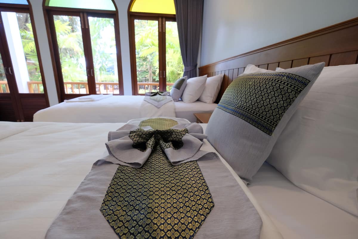 Habitación Deluxe doble, 1 cama de matrimonio grande, frigorífico, vistas al jardín | 1 dormitorio, caja fuerte, wifi gratis y ropa de cama