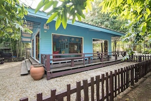 Deluxe Cabin | Terrace/patio