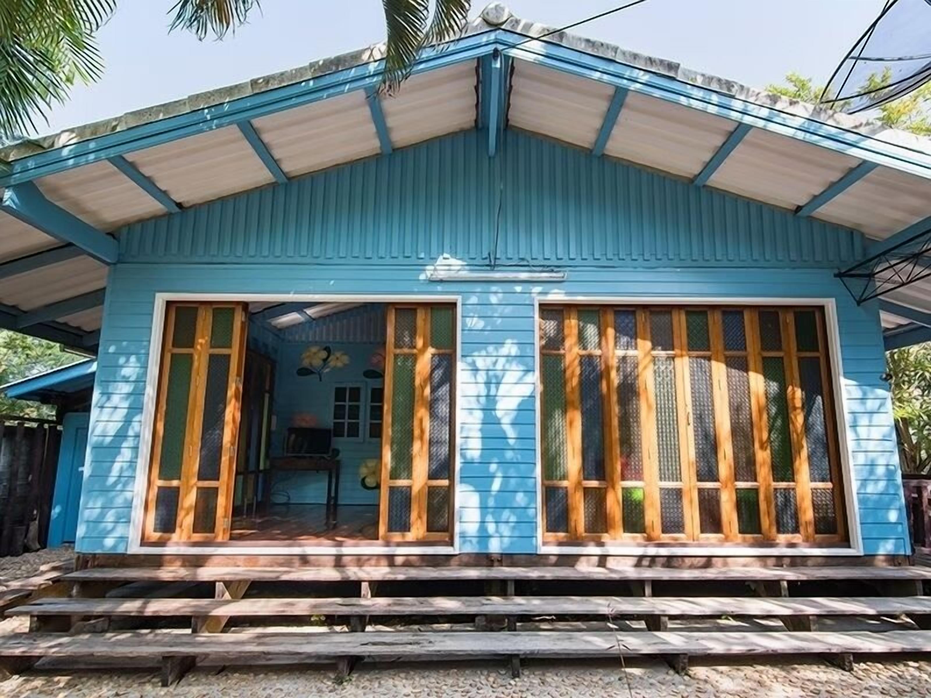 deluxe cabin | 1 bedroom, in-room safe, free wifi, bed sheets