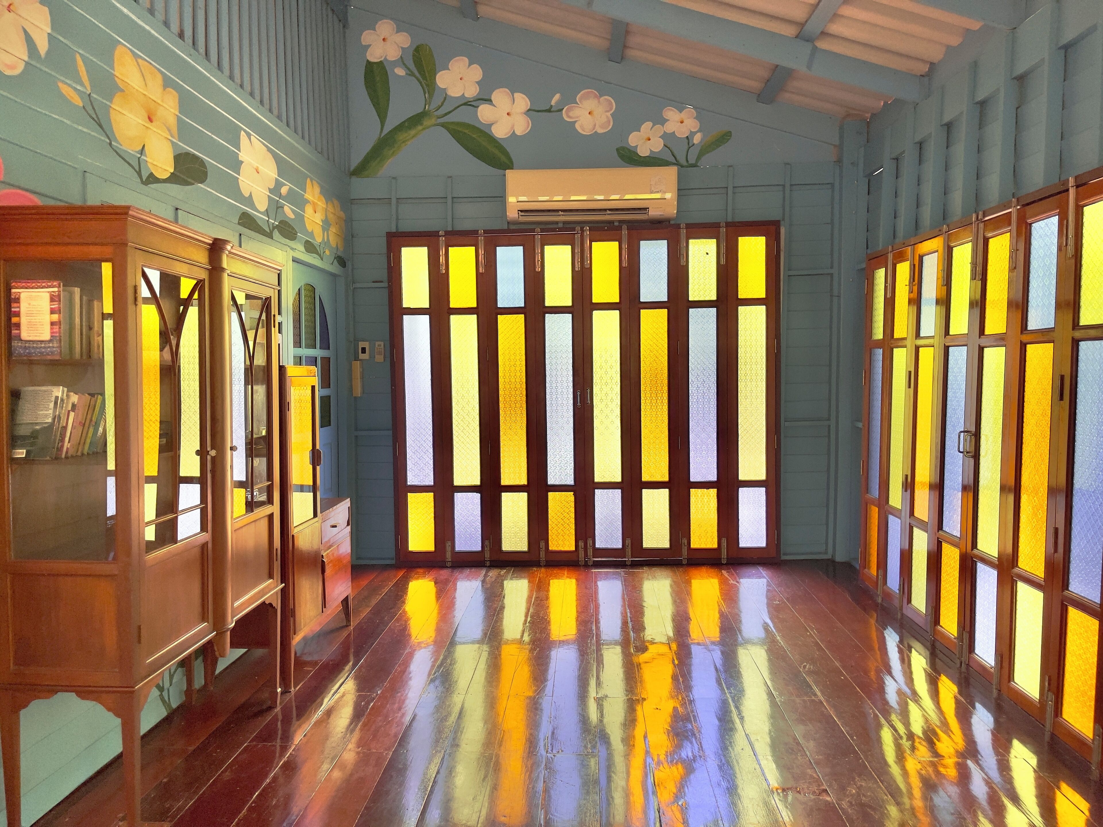 deluxe cabin | living area | flat-screen tv