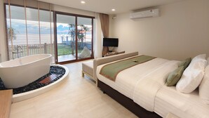 Un dormitorio moderno con una cama grande, una bañera y un balcón con vistas.