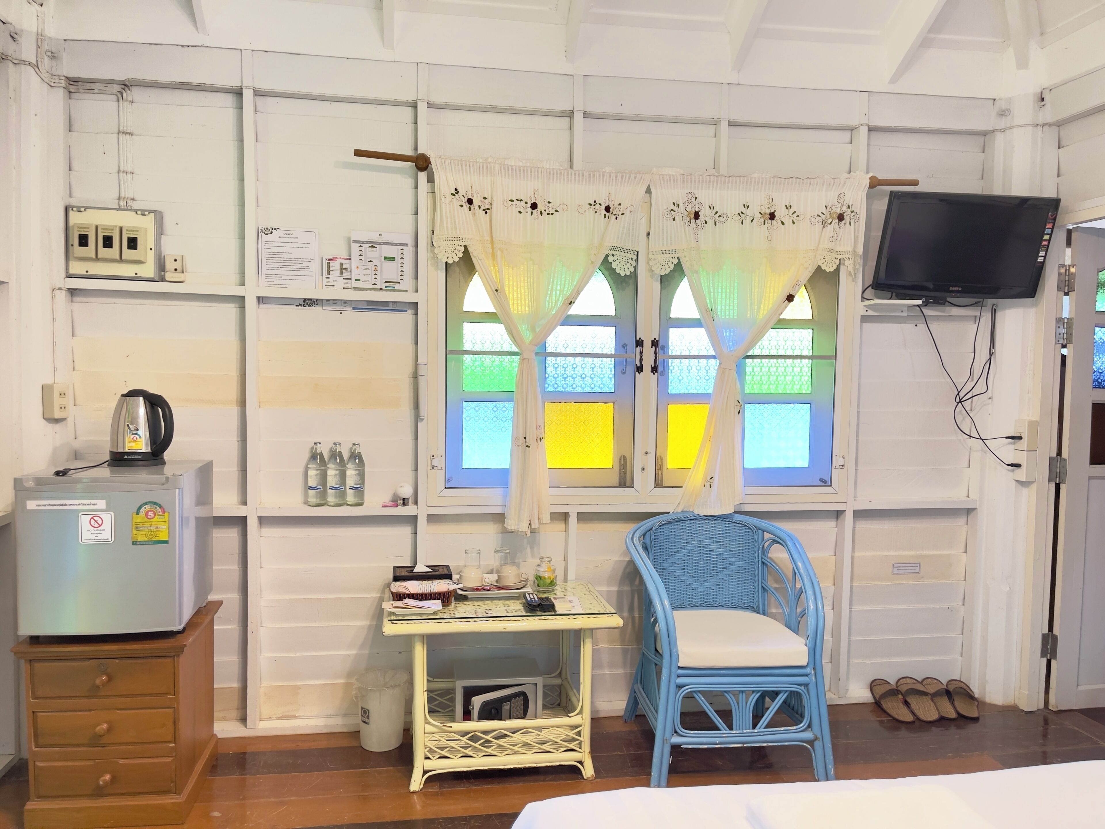 traditional cottage, non smoking, garden view | living area | flat-screen tv