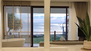 Un baño moderno con una bañera grande y ventana con vistas al mar.