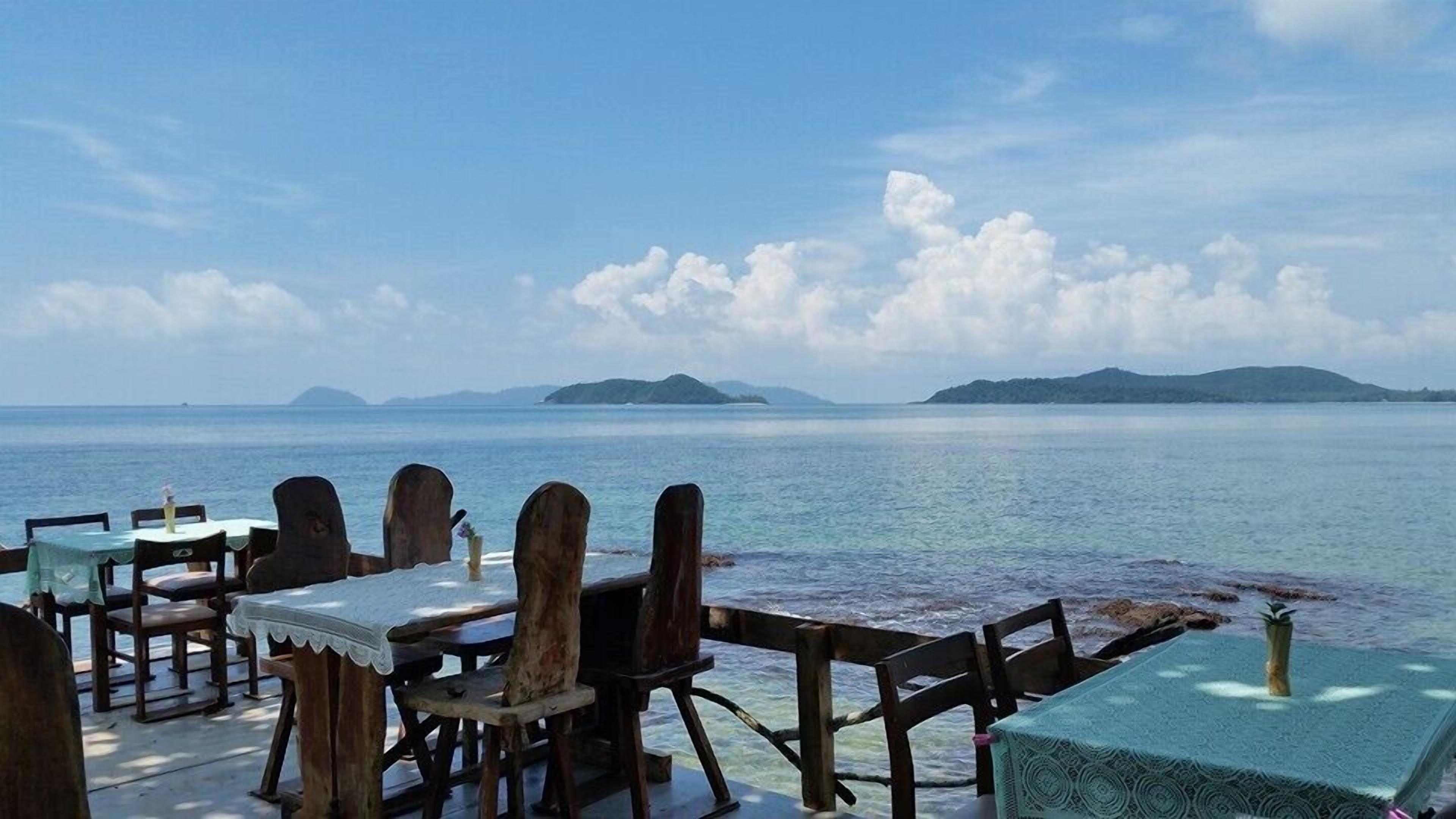 Breakfast, lunch, dinner served; Thai cuisine 