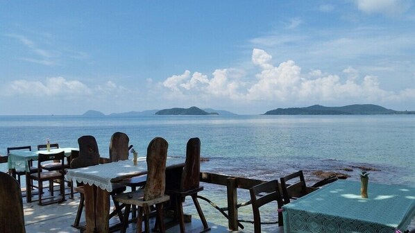 Breakfast, lunch, dinner served; Thai cuisine 