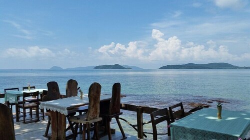 Banana Sunset Bar & Bungalows