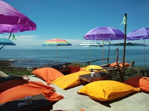 Se sirven desayunos, almuerzos, cenas y cocina tailandesa 