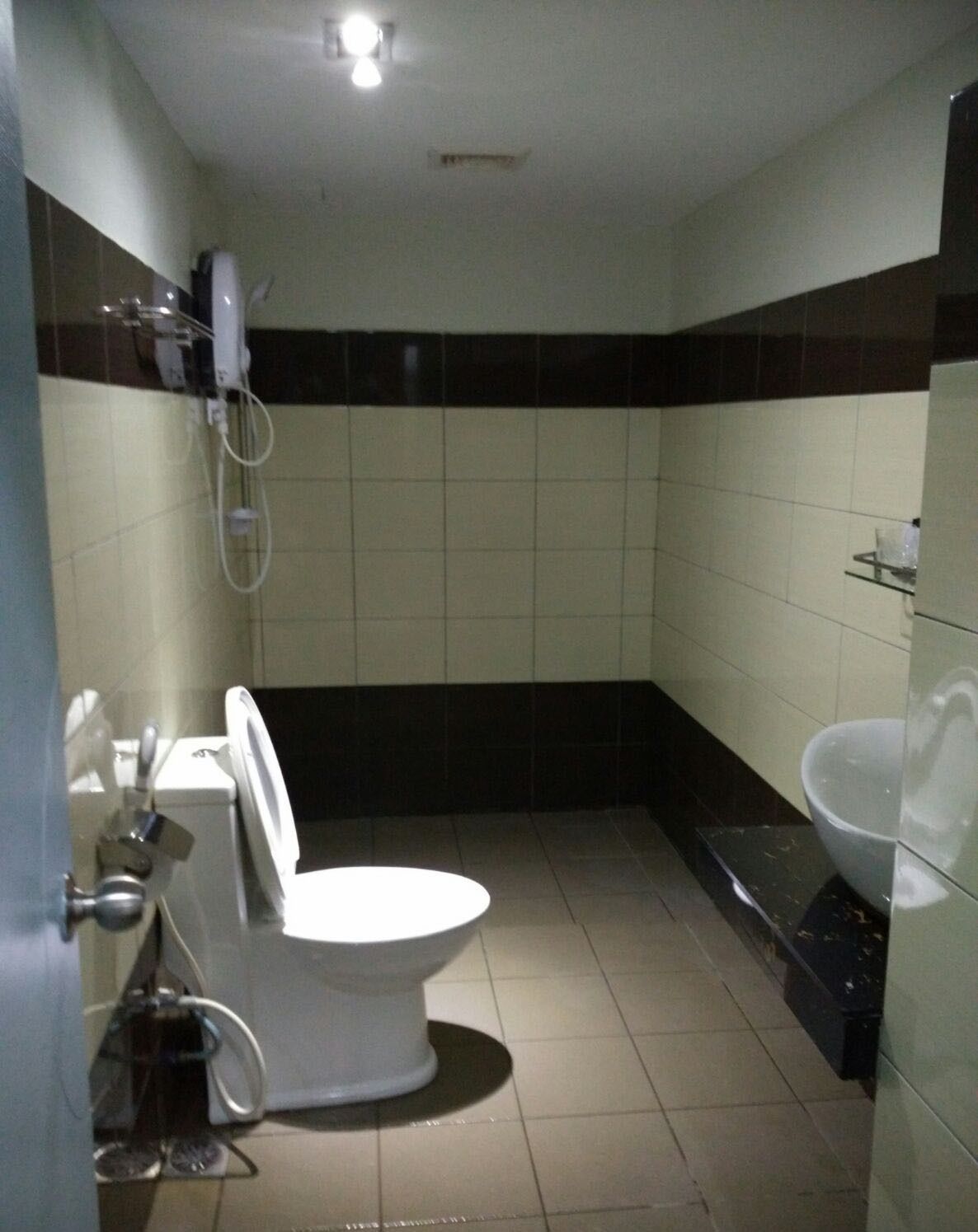 superior room | bathroom | shower, free toiletries, hair dryer, slippers