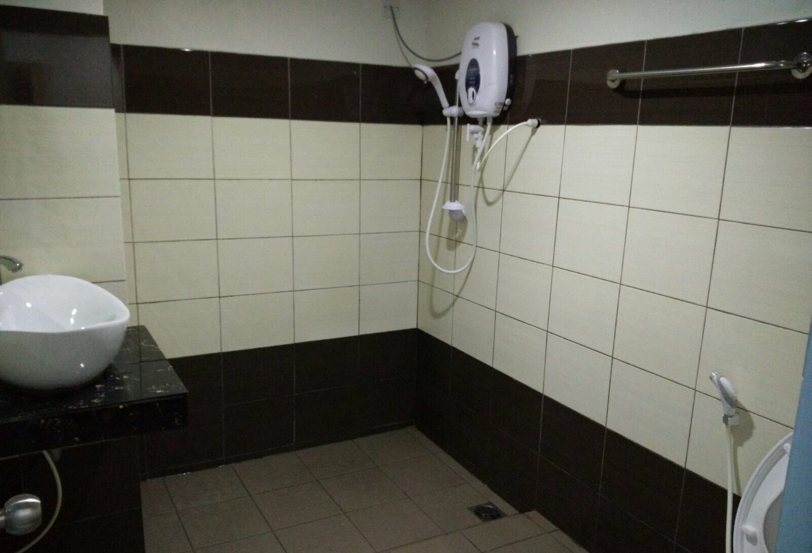 shower, free toiletries, hair dryer, slippers