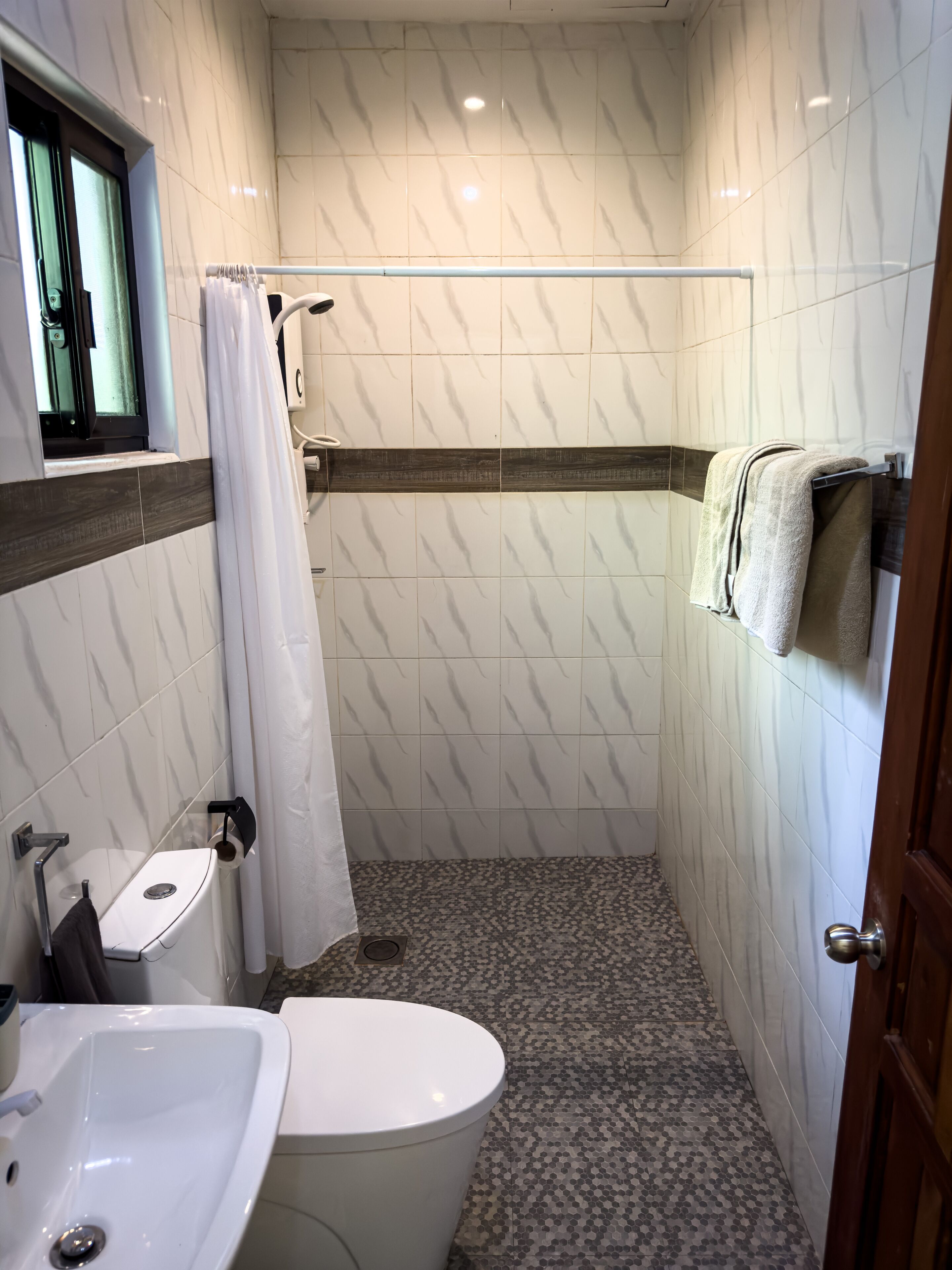 design cabin | bathroom | shower, rainfall showerhead, free toiletries, hair dryer