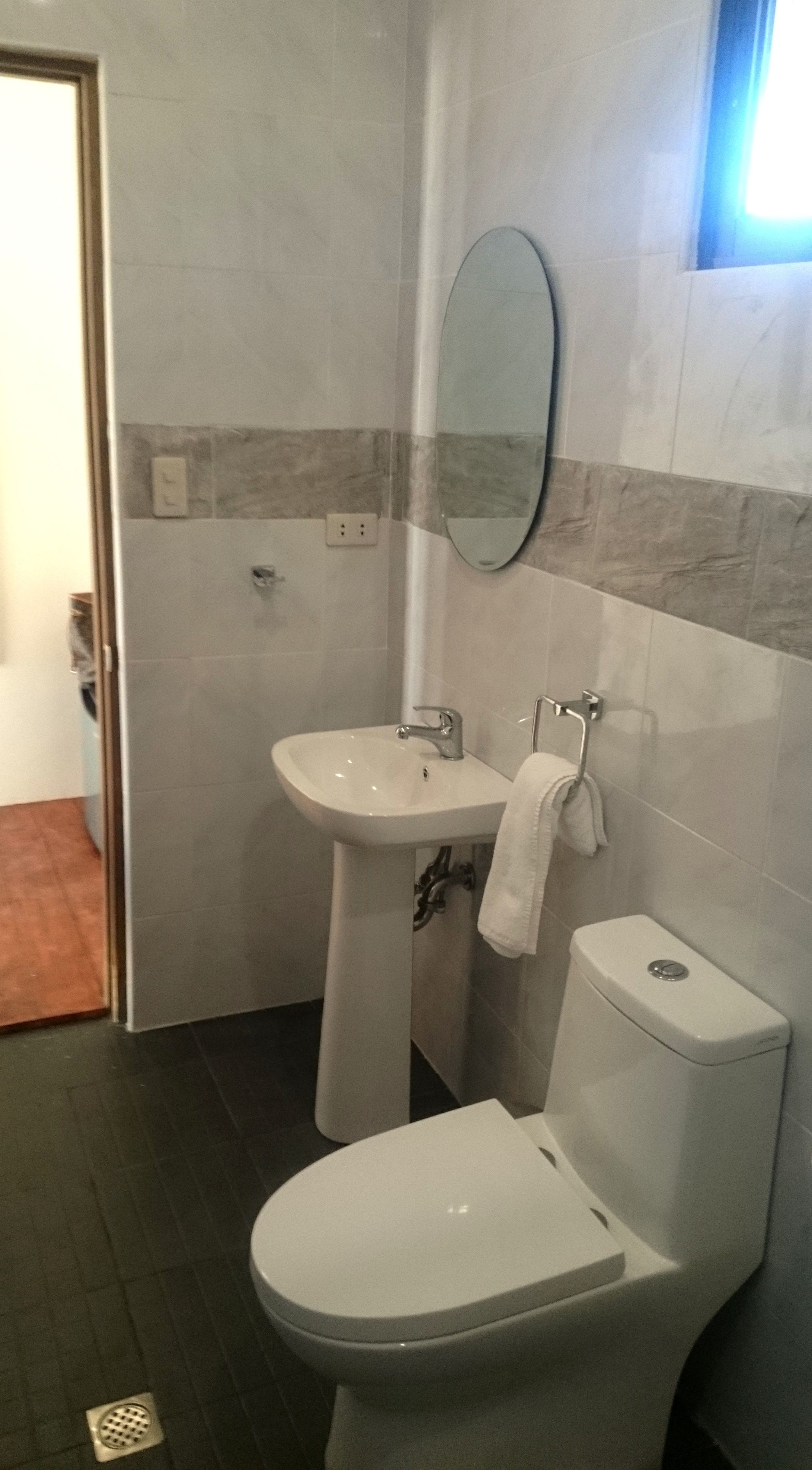 design cabin | bathroom | shower, rainfall showerhead, free toiletries, hair dryer