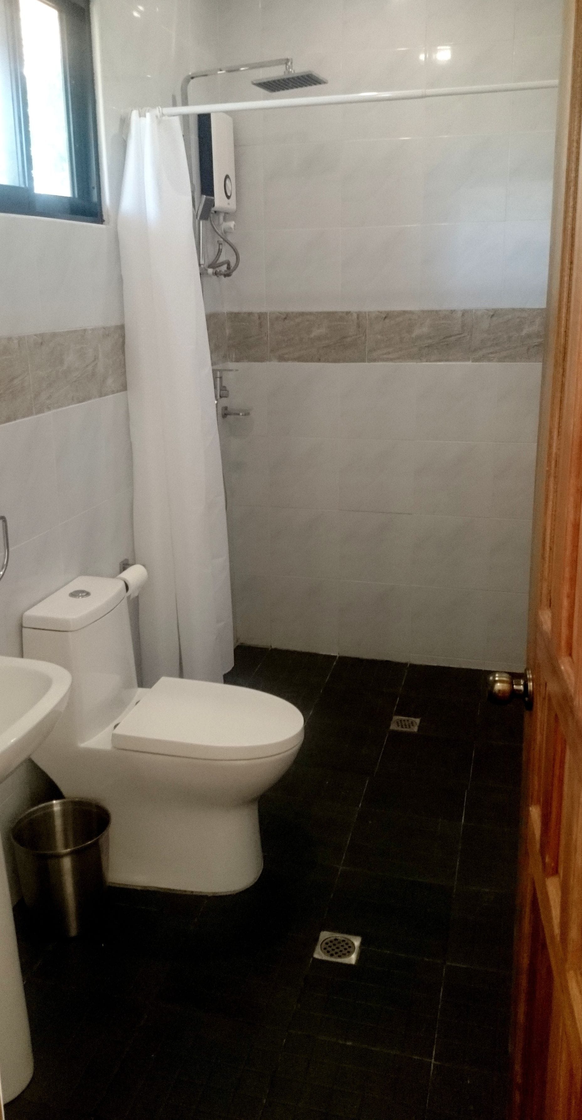 design cabin | bathroom | shower, rainfall showerhead, free toiletries, hair dryer