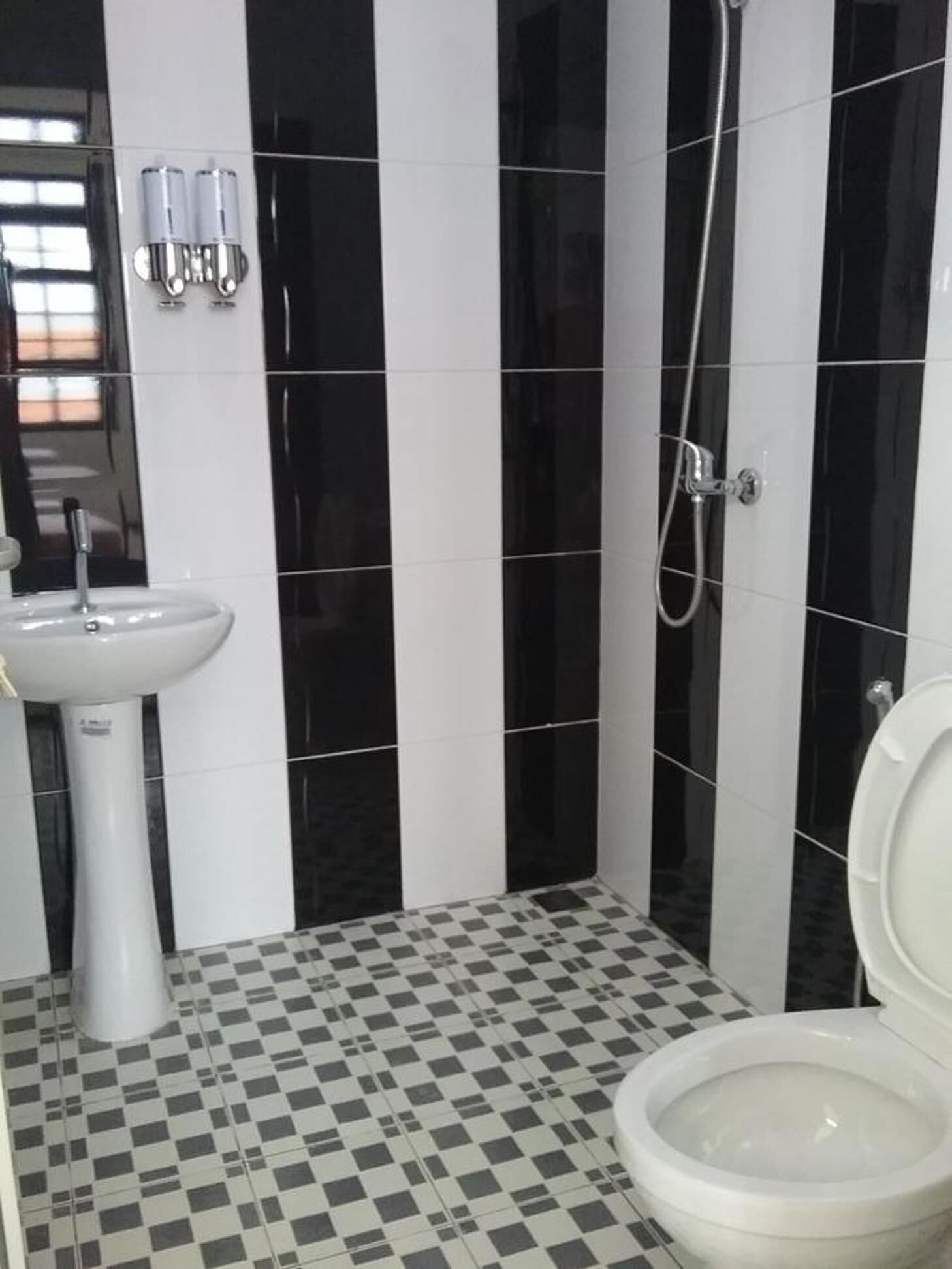 Shower, free toiletries