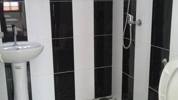 Shower, free toiletries