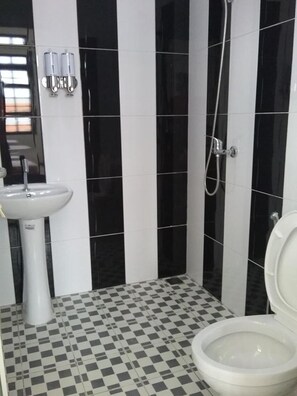 Shower, free toiletries - Mess Inn Semarang (Semarang)