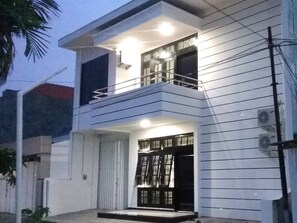 Front of property - Mess Inn Semarang (Semarang)