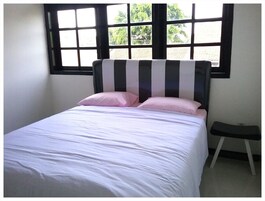 Quarto luxo, 1 cama Queen | Escrivaninha, camas extras/dobráveis (sobretaxa), Wi-Fi de cortesia