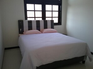 Desk, rollaway beds, free WiFi, bed sheets - Mess Inn Semarang (Semarang)