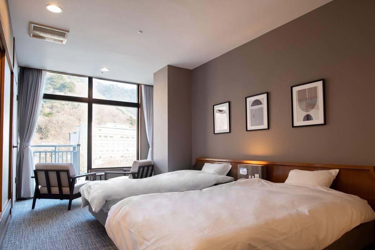 Deluxe Japanese-Western Room, Non Smoking (Meals Served at Dining Hall) | In-room safe, desk, iron/ironing board, free WiFi