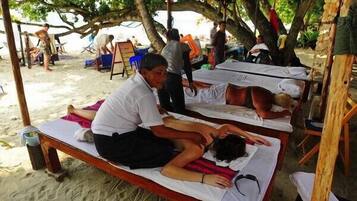 Massages thaïs, soins de manucure et de pédicure