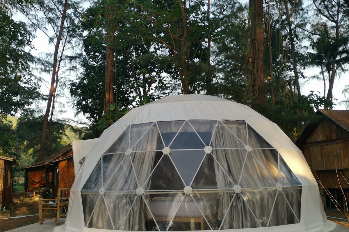 Deluxe tent | Een minibar, een kluis op de kamer, gratis wifi, beddengoed