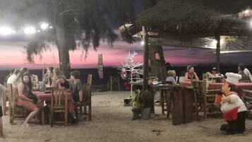 Lunch and dinner served, international cuisine