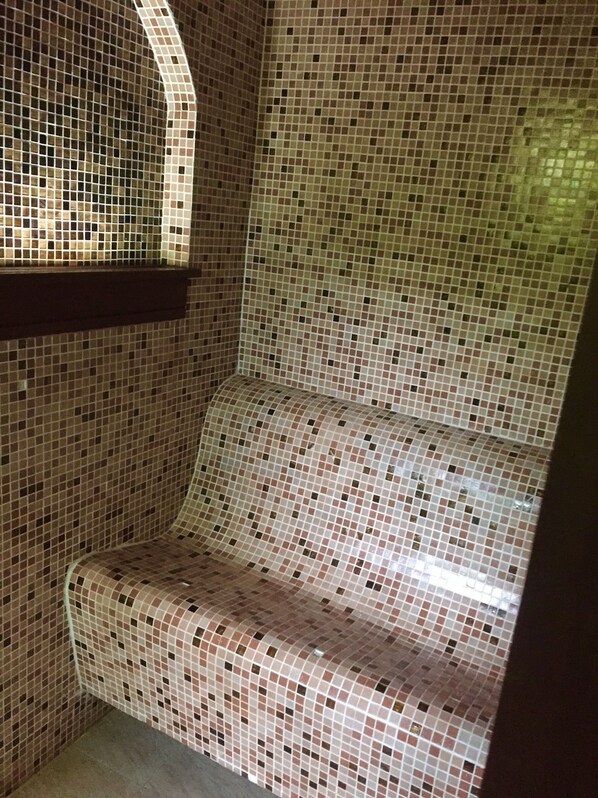 A bathroom with a tiled bench and a mirror. - Fanli Resort Chiang Mai (Mae Rim)