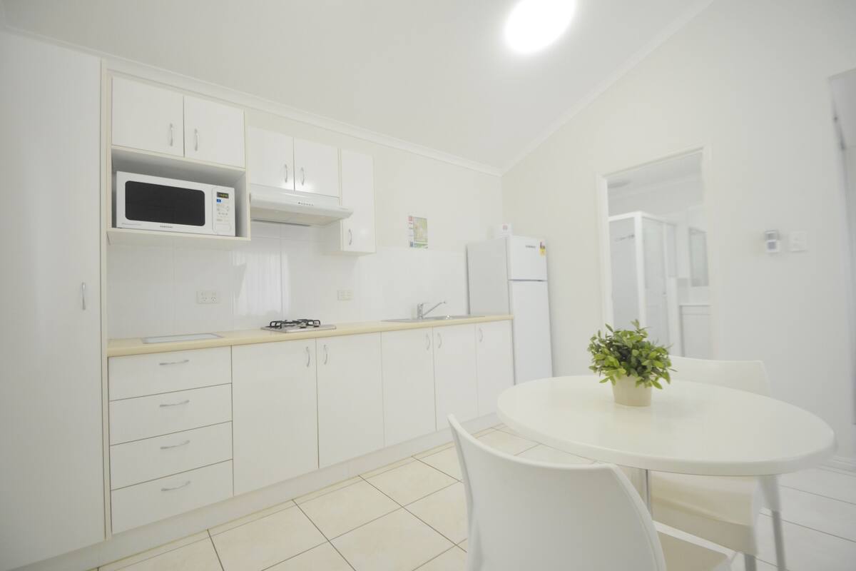 商務開放式套房, 1 張加大雙人床, 花園景觀 (Studio Unit) | 1 間臥室、高級寢具、客房內保險箱、書桌