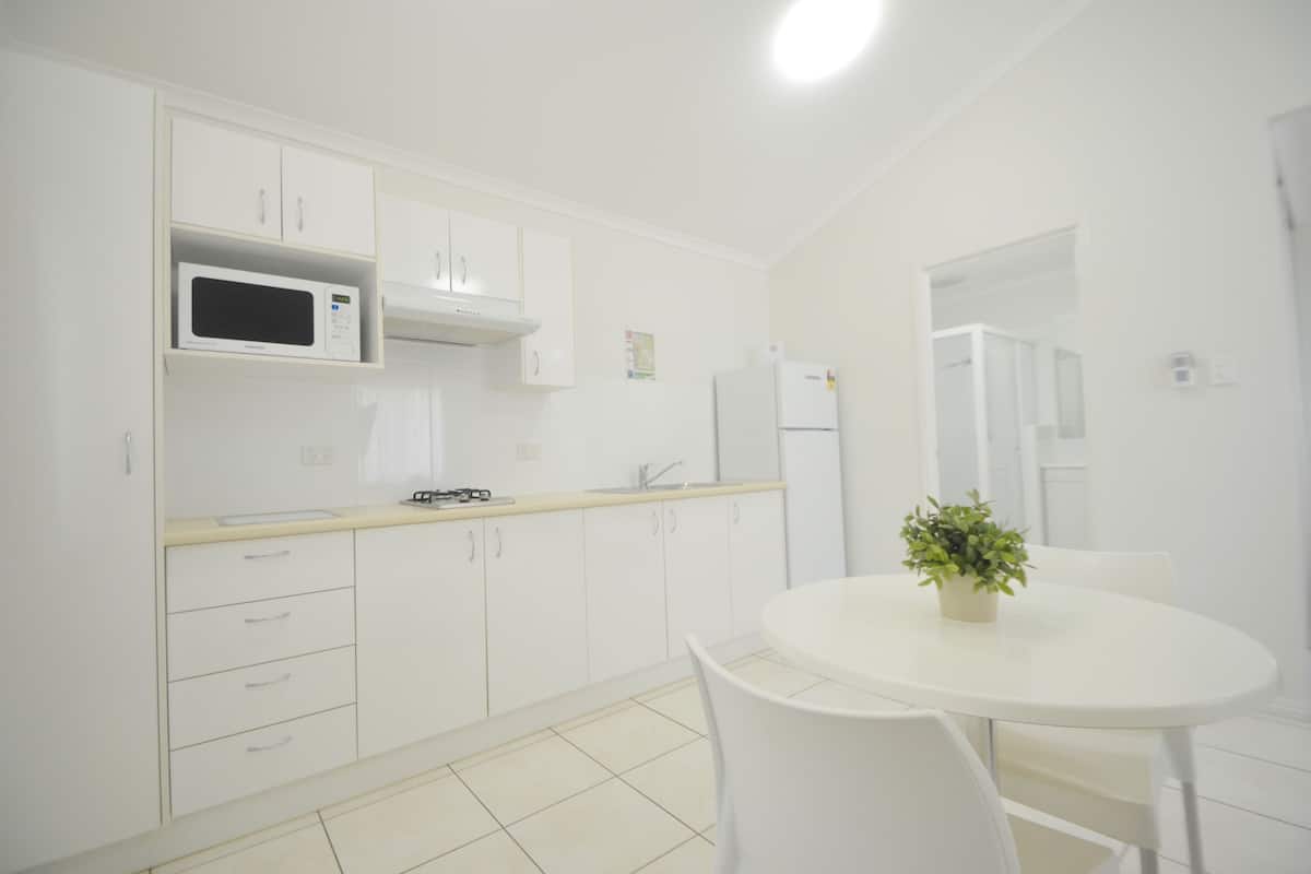 Business studio suite, 1 queensize bed, uitzicht op tuin (Studio Unit) | 1 slaapkamer, luxe beddengoed, een kluis op de kamer, een bureau