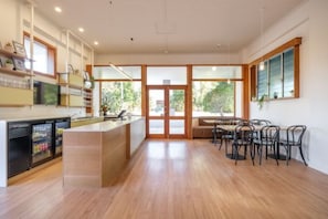 Dining - Barney Beach Accommodation (Barney Point)