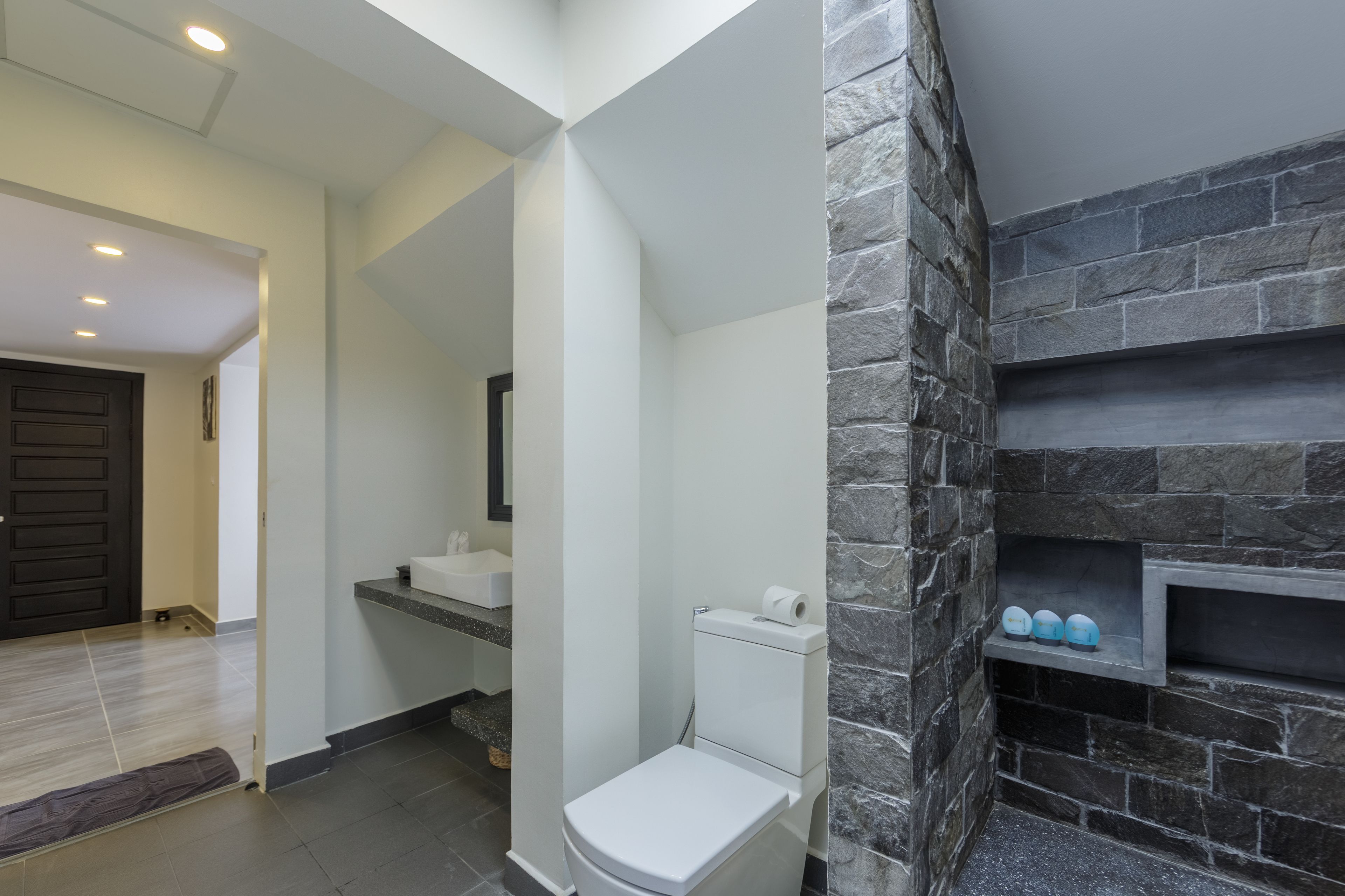 deluxe twin room | bathroom | combined shower/bathtub, rainfall showerhead, designer toiletries