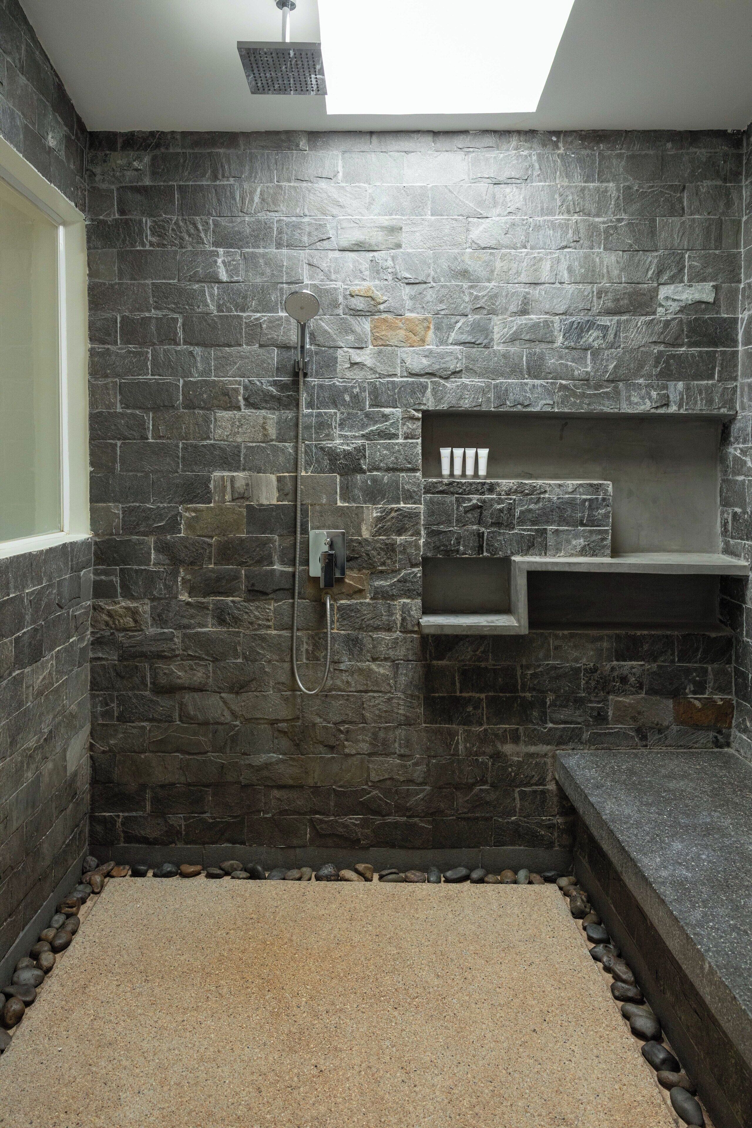 Deluxe Double Room | Bathroom | Combined shower/tub, rainfall showerhead, designer toiletries