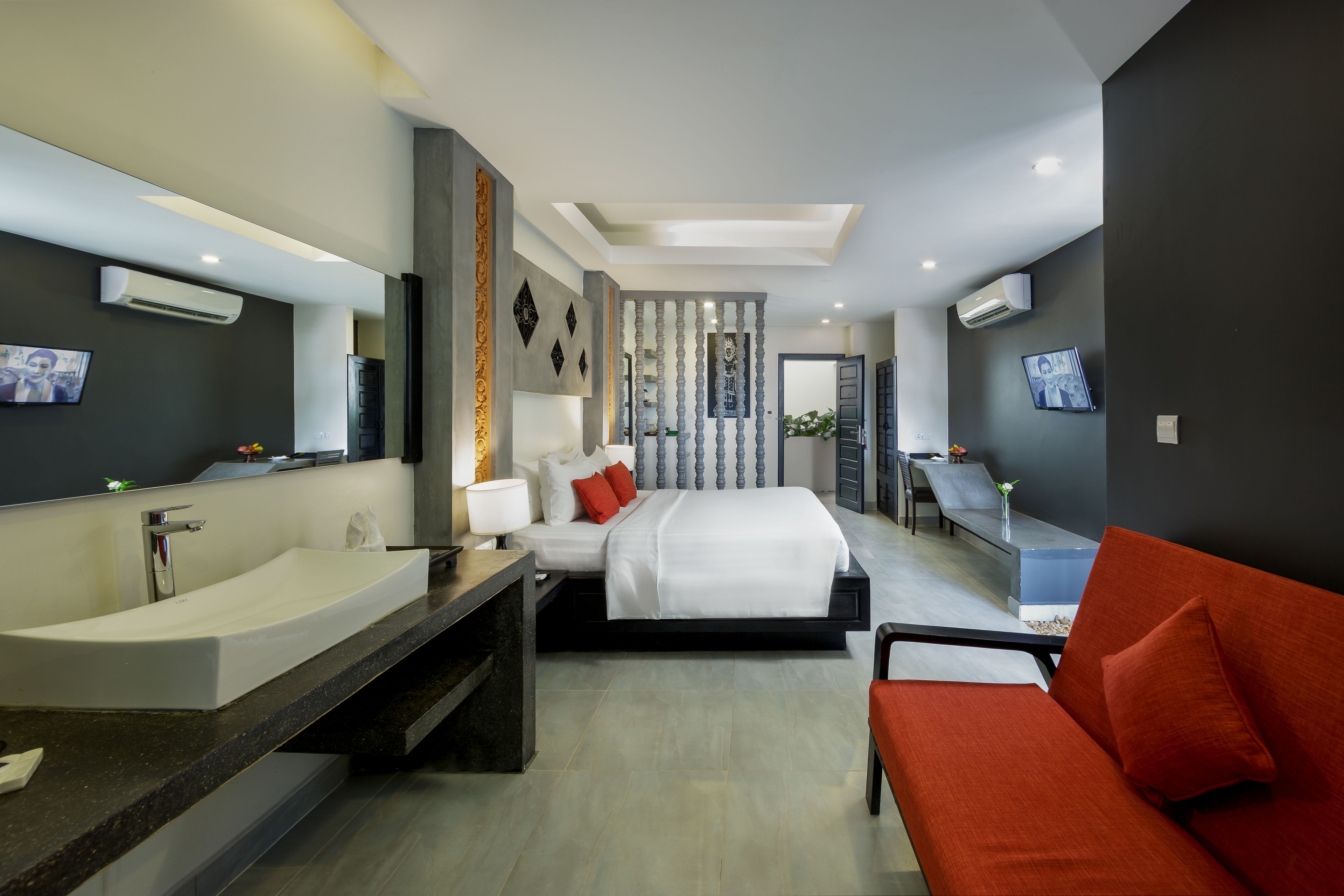 junior suite room | 1 bedroom, premium bedding, minibar, in-room safe