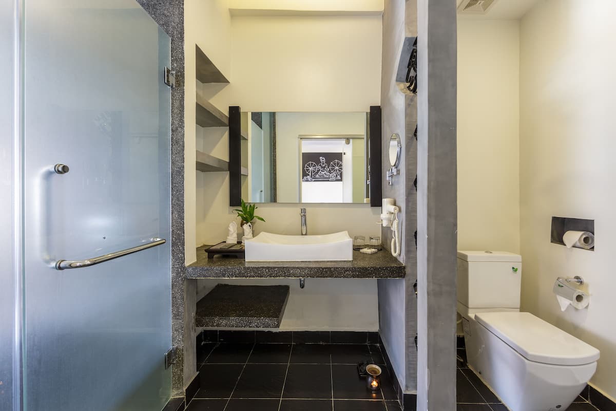 junior suite room | bathroom | combined shower/bathtub, rainfall showerhead, designer toiletries
