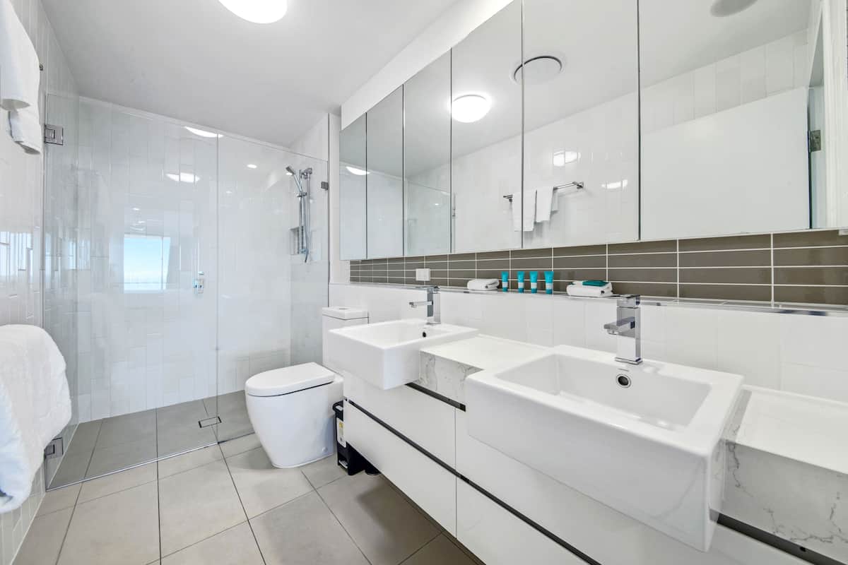 3 bedroom east facing ocean view | bathroom | combined shower/bathtub, hydromassage showerhead, free toiletries