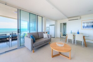 Appartement panoramique, 2 chambres, vue sur l’océan | Repas dans la chambre