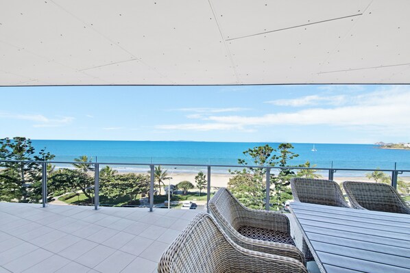 3 Bedroom East Facing Ocean View | Utsikt mot strand/hav