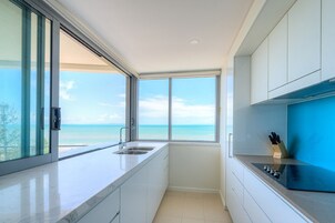 Refrigerador con freezer, microondas, placa de cocina, lavavajillas