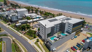 A modern hotel with a rooftop pool, located near a beach with a view of the ocean. - Salt Apartments Yeppoon (Yeppoon)
